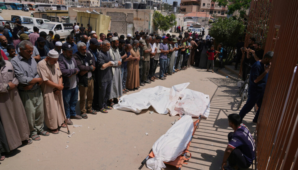 Palestinere utenfor Nasser-sykehuset i Khan Younis ba søndag for flere av dem som ble drept da de forsøkte å ta seg fram til et senter for utdeling av mat i Rafah sør på Gazastripen. Palestinians pray during the funeral of a person who was killed along with a few others during an Israeli airstrike while heading to a Gaza aid hub, as they gather at the Nasser Hospital in Khan Younis, southern Gaza Strip, Sunday, June 1, 2025. (AP Photo/Abdel Kareem Hana)