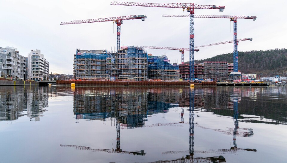 Innen 2030 skal det igangsettes bygging av 130.000 boliger, ifølge regjeringen. Oslo 20241230. Boligbygging i Bjørvika i Oslo. Illustrasjonsfoto: Boligbygging, boligmarked, boligmarkedet, boligpris, boligpriser, eiendomsmarked, eiendomsmegling, boligannonser. Foto: Håkon Mosvold Larsen / NTB