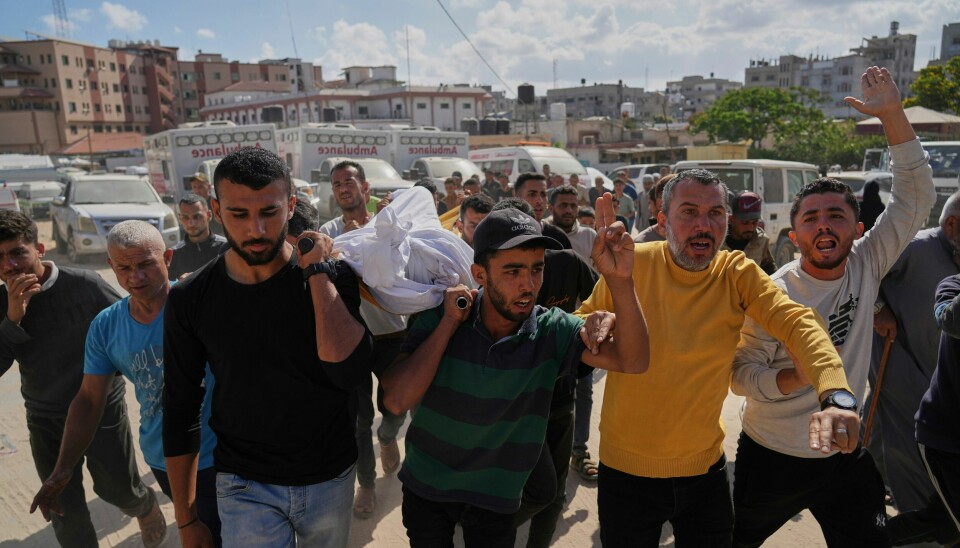Palestinere bærer Hosam Wafi, som ifølge familien ble drept i et israelsk angrep, til graven i Khan Younis mandag. Palestinians carry the body of Hosam Wafi who, according to family members, was killed in an Israeli strike, during his funeral in Khan Younis, southern Gaza Strip, Monday, June 2, 2025. (AP Photo/Abdel Kareem Hana)
