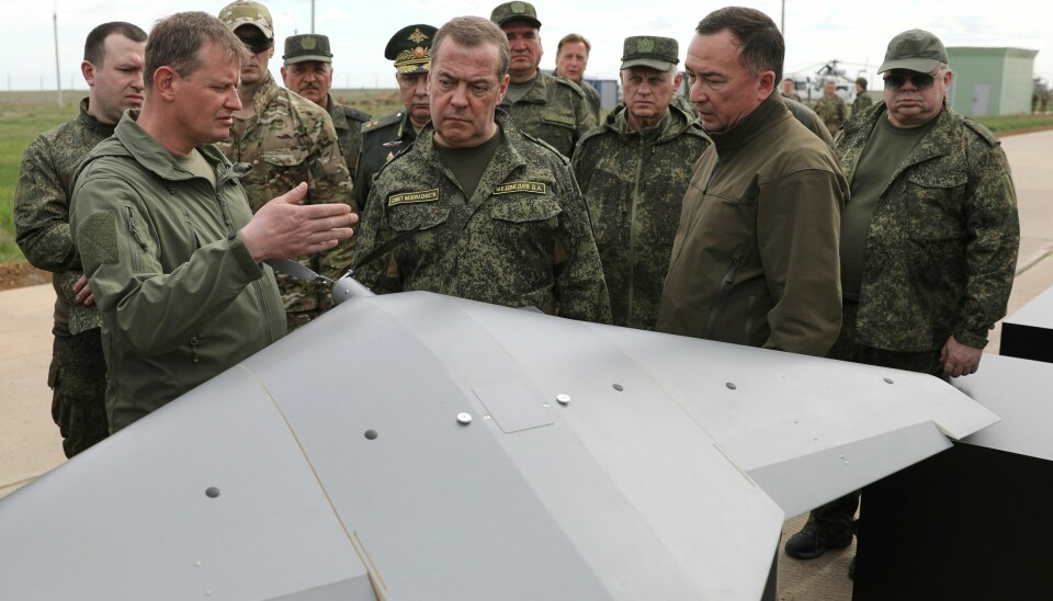Russland vil svare på det ukrainske droneangrepet mot flybaser, lover nestlederen i Russlands nasjonale sikkerhetsråd, Dmitrij Medvedev (i midten). I april besøkte han en militærbase i Astrakhan-regionen. Russian Security Council Deputy Chairman and the head of the United Russia party, Dmitry Medvedev, center, visits the Kapustin Yar test range in Astrakhan region, Russia, Saturday, April 26, 2025. (Ekaterina Shtukina, Sputnik Pool Photo via AP)