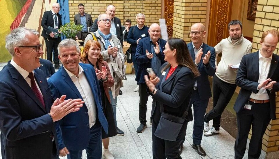 Jubelscener da vedtaket gikk gjennom mens de oppmøtte fulgte det hele fra TV-skjerm på Stortinget. Rune Støstad og Bjørnar Skjæran (t.v.) klapper for vedtaket de har jobbet for. Jubelscener da vedtaket gikk gjennom mens de oppmøtte fulgte det hele fra TV-skjerm på Stortinget. Rune Støstad og Bjørnar Skjæran (t.v.) klapper for vedtaket de har jobbet for.