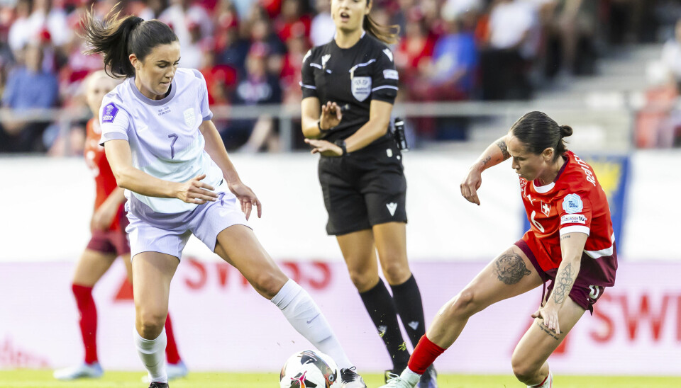 Ingrid Syrstad Engen i duell med sveitsiske Géraldine Reuteler i tirsdagens nasjonsligakamp i Sion.