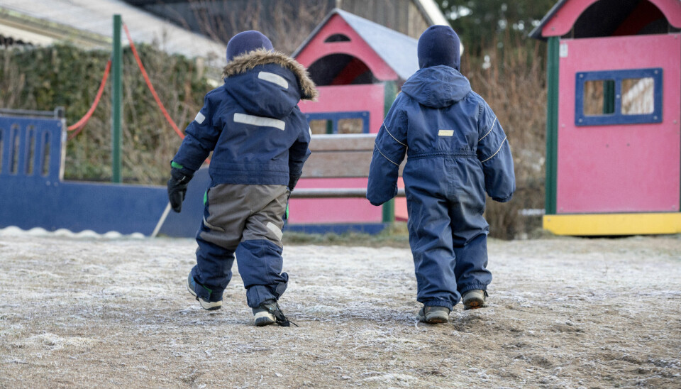 Nå blir det forbudt å røyke på lekeplasser, samt i bil med barn og på idrettsarenaer. Stortinget vedtar lovendringen i dag.
