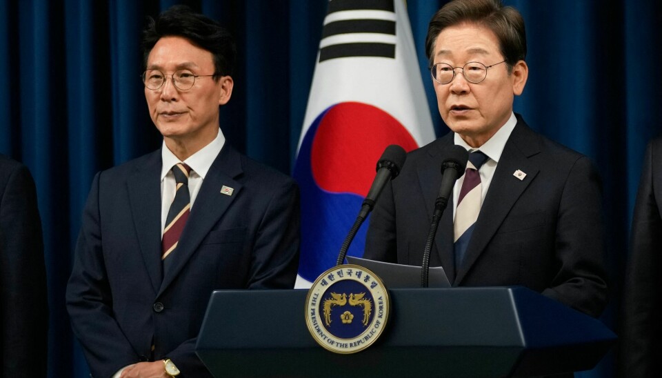 Lee (på talerstolen) under en pressekonferanse etter innsettelsesseremonien. Til venstre Kim Min-seok, som han har utnevnt som statsminister.