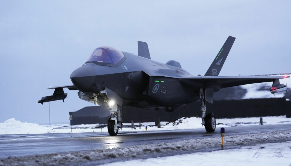 Norges kjøp av F-35 kampfly fra USA er vår største forsvarsanskaffelse noensinne. Men avtalen har vært preget av forsinkelser, store kostnader og økt avhengighet, skriver Frederik Neess.