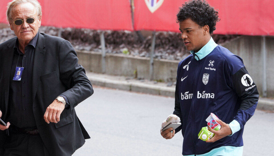 Oscar Bobb på vei inn på Ullevaal stadion. Norge møter Italia på Ullevaal stadion for VM-kvalifisering 6. juni.