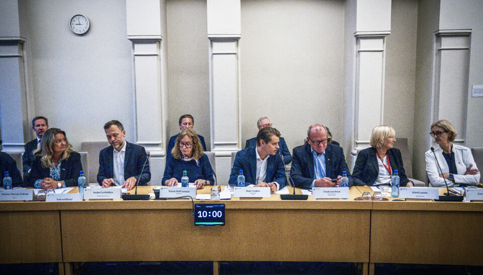 Medlemmene av kontroll- og konstitusjonskomiteen da høringen om forsinkelsene for ny maritim innsatsskvadron i Ramsund startet.