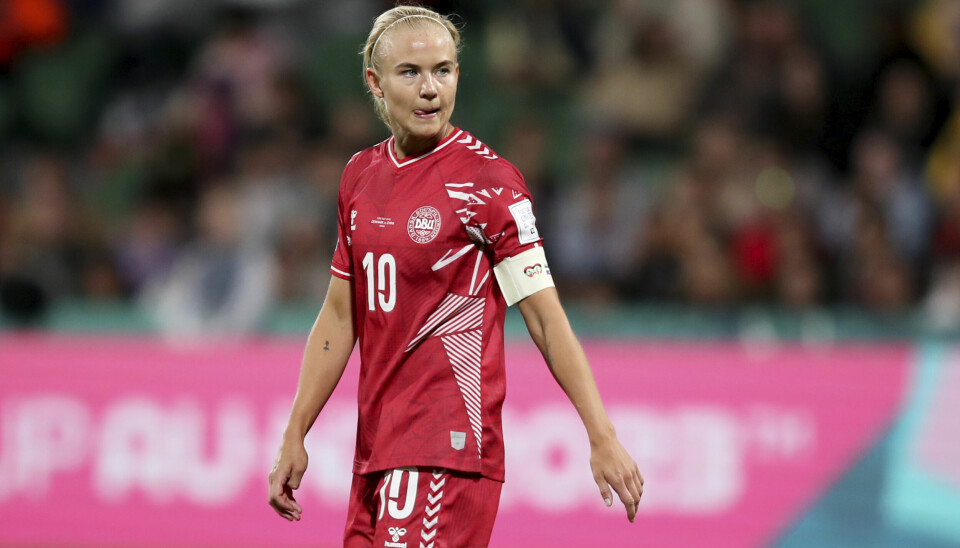 Svenske tilskuere hygget seg på Pernille Harders bekostning i storseieren mot Danmark tirsdag.