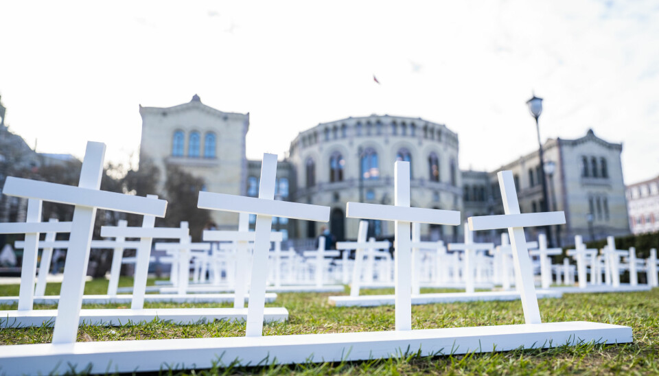260 hjemmesnekrede kors utenfor Stortinget i 2021 symboliserer antall døde rusmisbrukere. Spaltisten har ingen tro på at regjeringens nye ruspolitikk vil gjøre ting bedre. 260 hjemmesnekrede kors utenfor Stortinget i 2021 symboliserer antall døde rusmisbrukere. Spaltisten har ingen tro på at regjeringens nye ruspolitikk vil gjøre ting bedre.