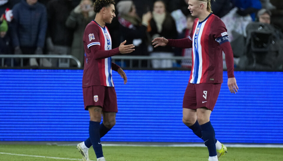 Antonio Nusa (t.v.) samme med Erling Braut Haaland under kampen mot Kasakhstan i nasjonsligaen.