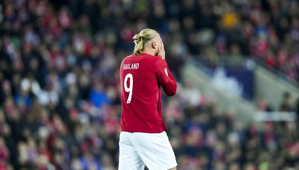 Erling Braut Haaland tar seg til ansiktet underveis i 0-1-tapet for Spania på Ullevaal stadion i oktober 2023.