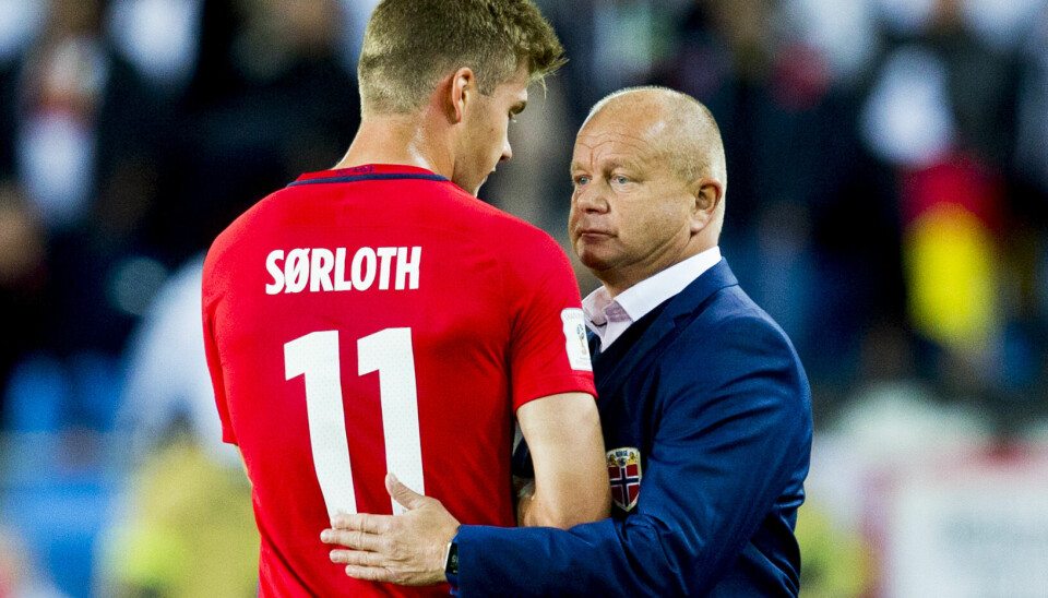 Per-Mathias Høgmo sammen med Alexander Sørloth underveis i Norges 0-3-tap for Tyskland i VM-kvalifiseringen i 2016. Det ble en av Høgmos siste kamper som landslagssjef.