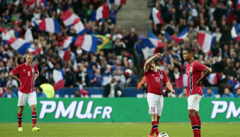 Brede Hangeland, Ruben Yttergård Jenssen og Joshua King depper underveis i Norges 0-4-tap for Frankrike på Stade de France.