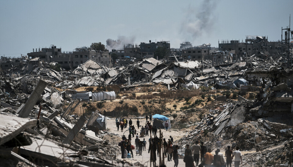 Fordrevne palestinere henter eiendeler fra ruinene i et område der den israelske hæren har operert nord i Gaza onsdag.