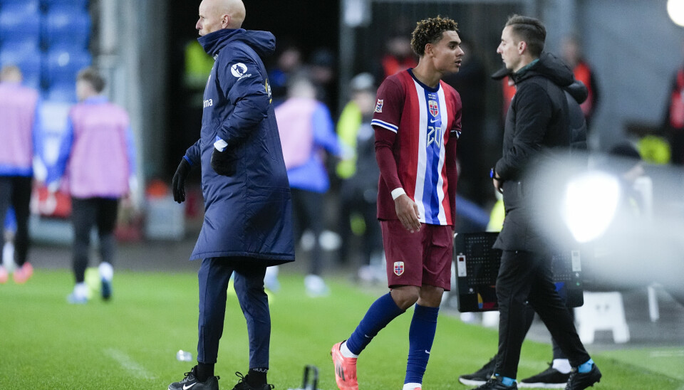 Landslagssjef Ståle Solbakken og Antonio Nusa i hjemmekampen mot Slovenia på Ullevaal i fjor.