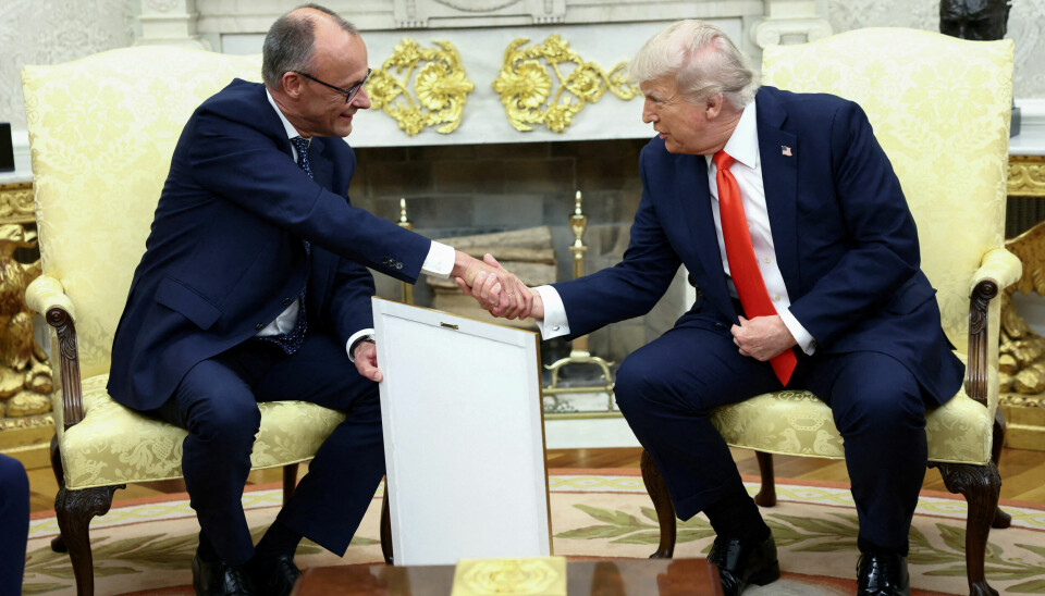 Friedrich Merz overrakte Donald Trump en gave som ble svært godt mottatt torsdag: en gullinnrammet kopi av fødselsattesten til Trumps bestefar Friedrich Trump, som i 1885 utvandret fra Tyskland til USA, skriver NTB. Foto: