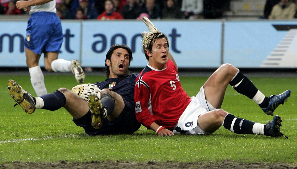 Gianluigi Buffon etter en duell med Morten Gamst Pedersen i Norges 1-0-seier over Italia for 25 år og tre dager siden. Det var forrige norske seier mot Italia.
