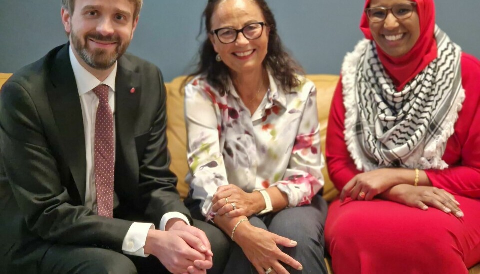 Helseminister Jan Christian Vestre, helsesykepleier Anne Karin Swang og SVs Marian Hussein er fornøyd med den nye henvisningsretten.