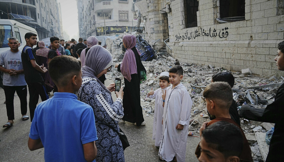 Palestinere samler seg til id-bønn ved ruienene av en moske i Gaza by som ble ødelagt i et israelsk flyangrep.