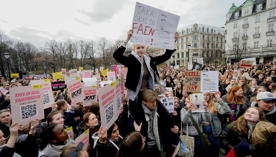 Fra en demonstrasjon for samtykkelov utenfor Stortinget i fjor. Elevorganisasjonen, Foreningen Sex og Politikk og ungdomsorganisasjonen SNU var blant dem som sto bak.