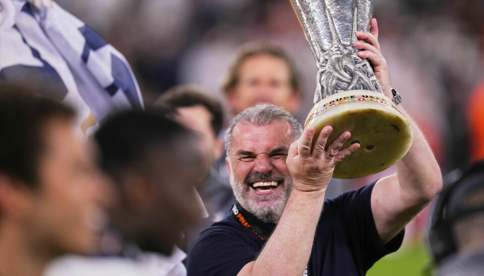 Ange Postecoglou smilte bredt etter å ha vunnet europaligaen med Tottenham, men han blir ikke med videre som klubbens manager.