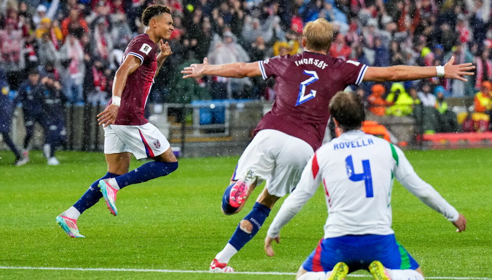 Antonio Nusa og Morten Thorsby jubler etter Nusas 2-0-mål mot Italia.
