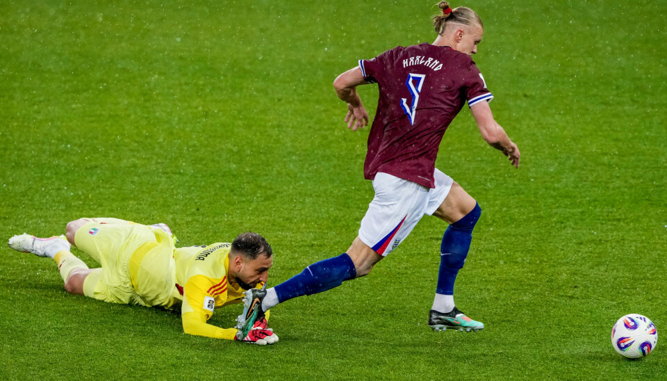 Erling Braut Haaland runder Gianluigi Donnarumma på vei mot 3-0-målet i VM-kvalifiseringskampen mot Italia.