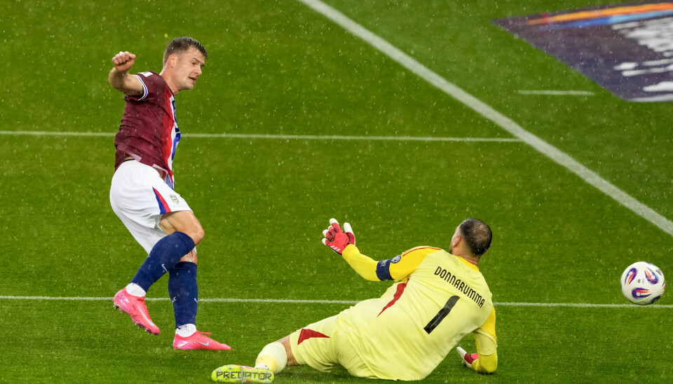 Alexander Sørloth scorer Norges ledermål i VM-kvalifiseringskampen mot Italia. Gianluigi Donnarumma er sjanseløs.