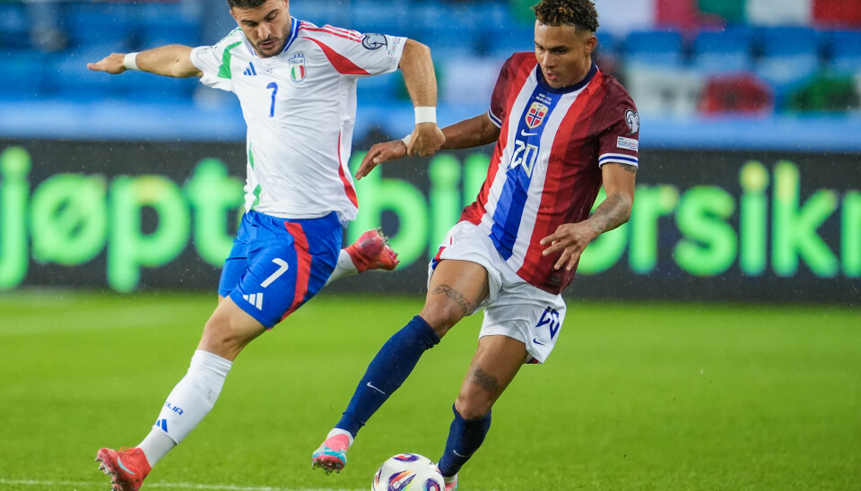 Antonio Nusa herjet med Italias spillere på Ullevaal. Her er det Riccardo Orsolini som sliter med å henge med i dansen.