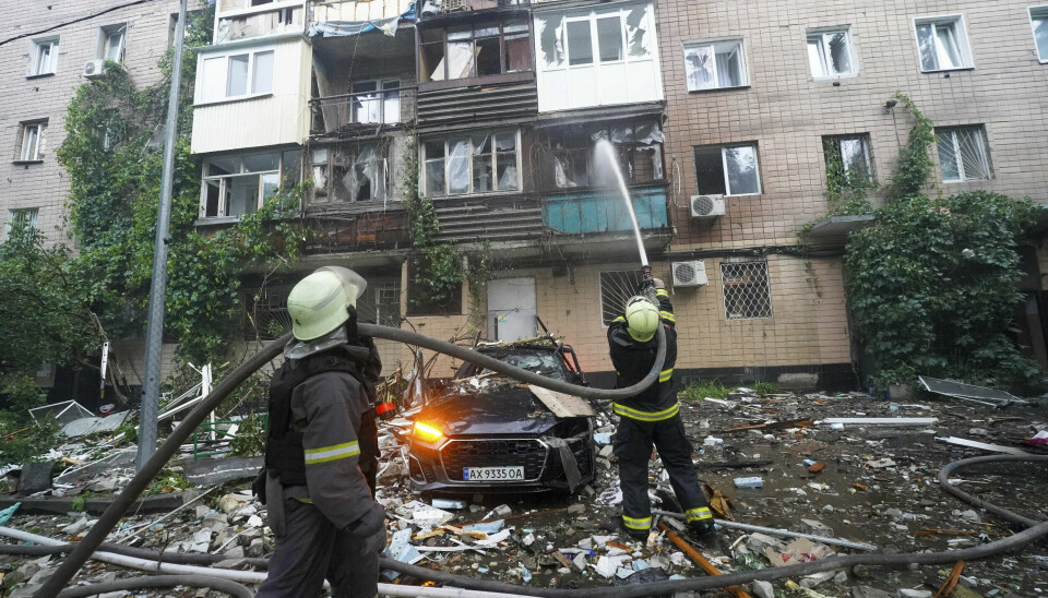 Brannslukkere jobber ved en boligblokk i Kharkiv.