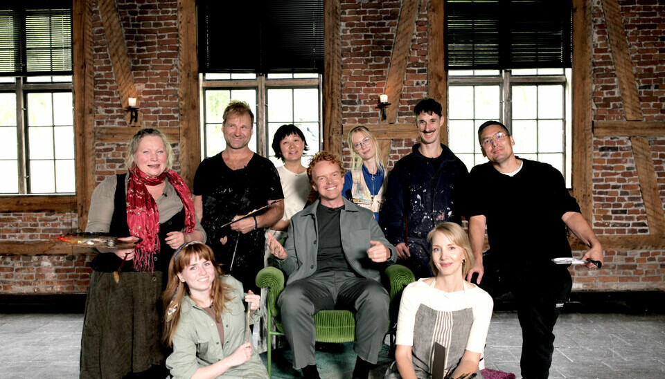 Disse kunstnerne deltok i Portrettmesterskapet 2025. Bak fra venstre: Trine Folmoe, Vebjørn Sand, Tian Xu, Vilde Rudjord, Nicholas O Leary og Michael Noguchi. Foran fra venstre: Julie Trosterud, programleder Mikkel Niva og Cornelia Hernes.