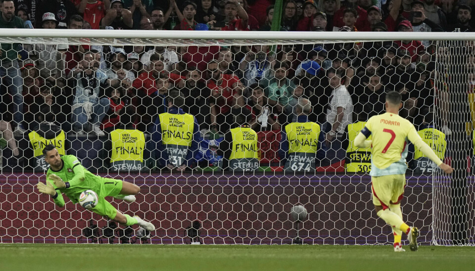 Portugal-keeper Diogo Costa reddet straffesparket til Alvaro Morata.