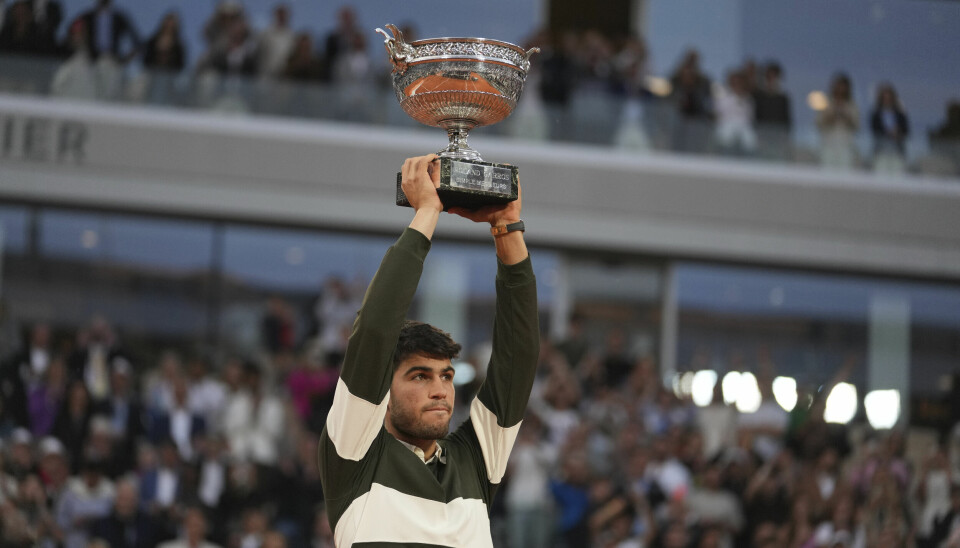 Spanske Carlos Alcaraz feirer Roland-Garros-tittelen.