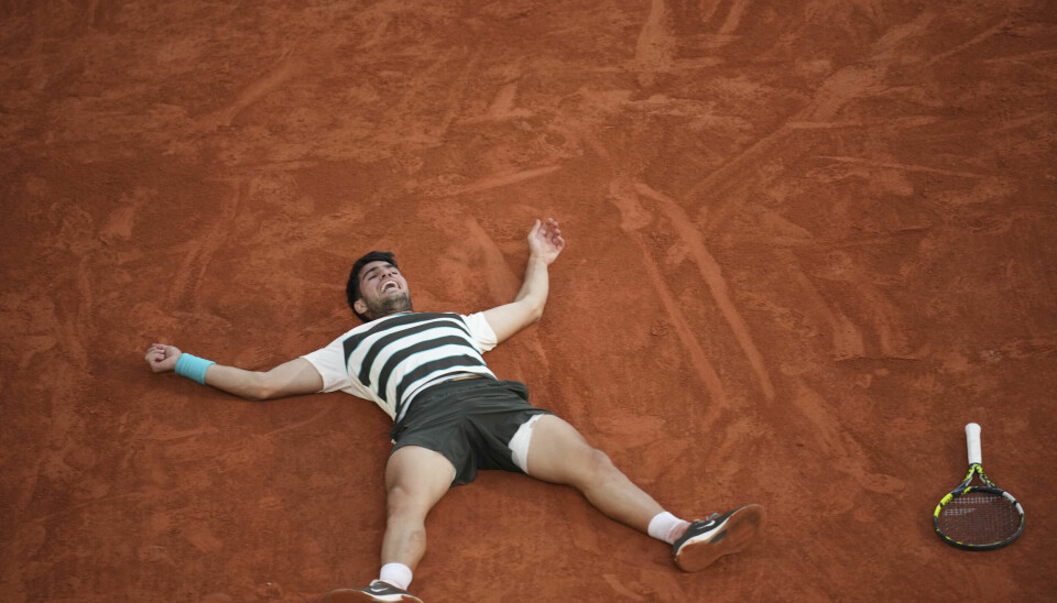 Carlos Alcaraz nyter Roland-Garros-tittelen på rødgrusen i Paris.