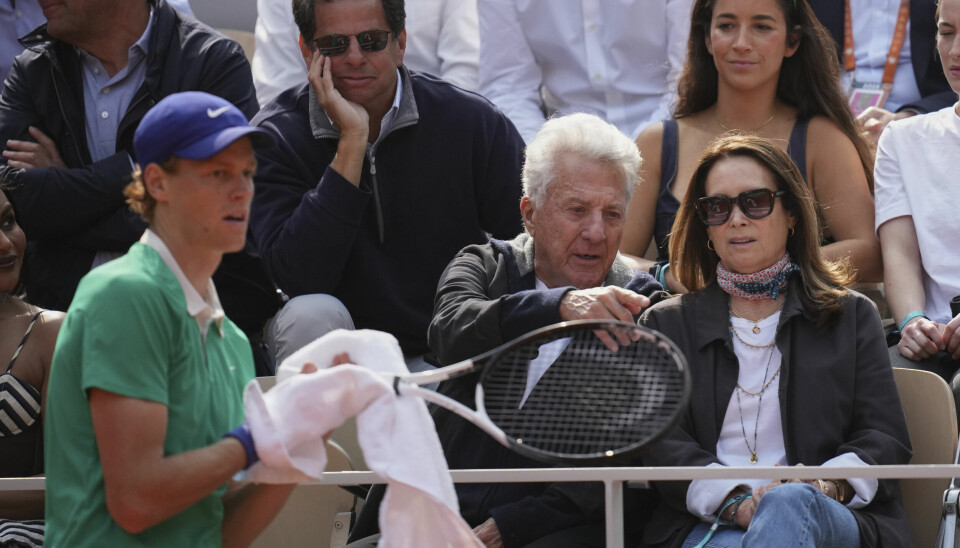 Hollywood-stjernen Dustin Hoffman (87) var en av flere celebriteter som fikk overvære verdens to beste tennisspillere i Paris.