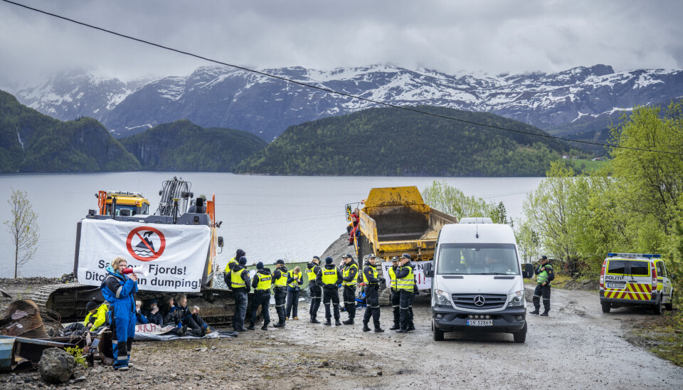 En aksjon mot deponiet i Førdefjorden i 2022. Tirsdag starter en ny runde i retten om deponiet.