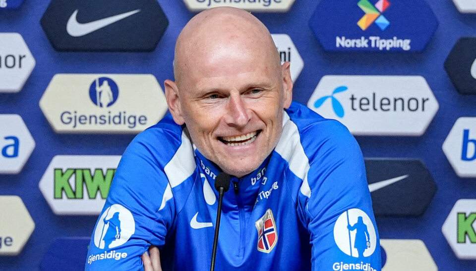 Ståle Solbakken på pressekonferansen i Tallinn foran VM-kvalifiseringskampen mot Estland.