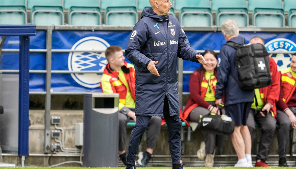 Ståle Solbakken under landslagets trening på kamparenaen i Tallinn kvelden før VM-kvalifiseringskampen mot Estland.