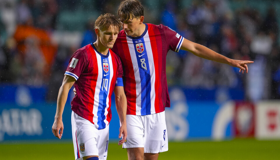 Sander Berge med Martin Ødegaard under EM-kvalifiseringskampen mot Estland.