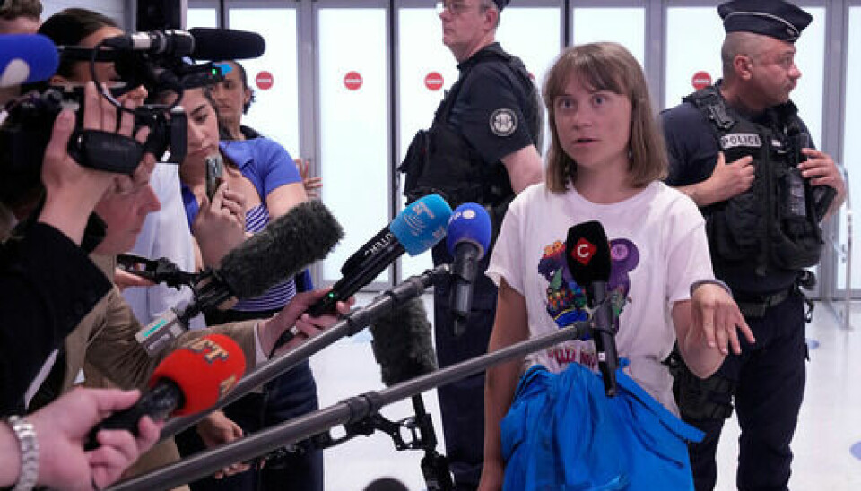 Greta Thunberg svarer på spørsmål etter at hun landet på Charles de Gaulle-flyplassen utenfor Paris tirsdag, etter å ha blitt deportert fra Israel. France Israel Palestinians Gaza Flotilla
Activist Greta Thunberg answers reporters as she arrives from Israel at Charles de Gaulle airport, north of Paris, Tuesday, June 10, 2025. (AP Photo/Michel Euler)