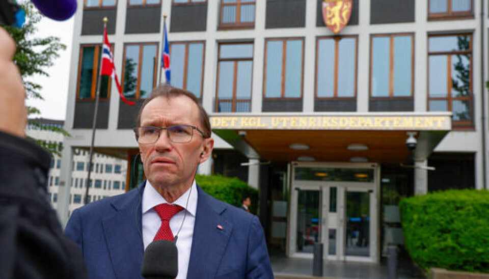 Utenriksminister Espen Barth Eide (Ap) møter pressen utenfor Utenriksdepartementet i Oslo for å kommenterer sanksjonene mot to israelske ministre. Utenriksminister Espen Barth Eide (Ap) møter pressen utenfor Utenriksdepartementet i Oslo. Han kommenterer sanksjonene mot to israelske ministre. Foto: Tor Erik Schrøder / NTB
