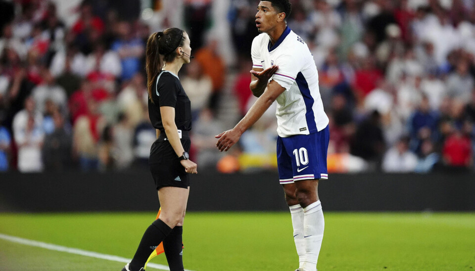 Jude Bellingham var ikke fornøyd med å få en scoring annullert etter en VAR-sjekk. Her er han med hoveddommer Stéphanie Frappart i Englands 1-3-tap for Senegal.