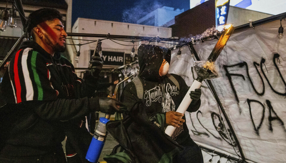 Demonstranter har i flere dager satt preg på Los Angeles sentrum. Nå innfører myndighetene portforbud.