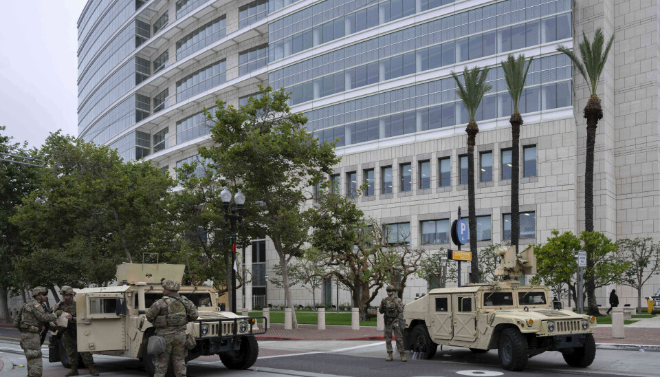 Nasjonalgardister holder vakt utenfor Ronald Reagan Federal Building and Courthouse i Santa Ana tirsdag.