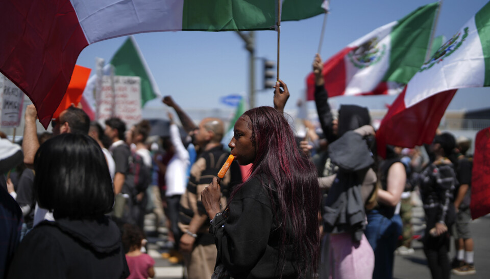 Demonstranter viftet med mexicanske flagg under en protestaksjon i sentrum av Los Angeles tirsdag.