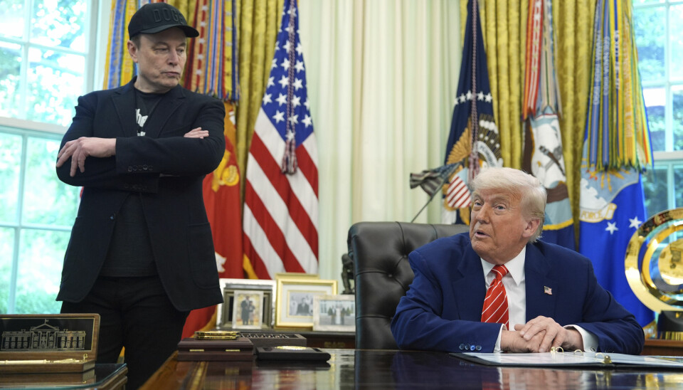 Elon Musk (t.v.) sier han angrer på noen av tingene han skrev om USAs president Donald Trump forrige uke.
