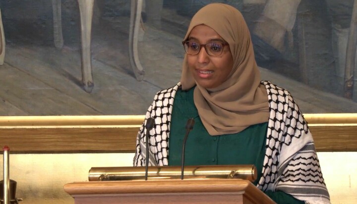 Marian Hussein (SV) nektet å ta av seg palestinaskjerfet (keffiyeh) på Stortingets talerstol onsdag 4. juni.
