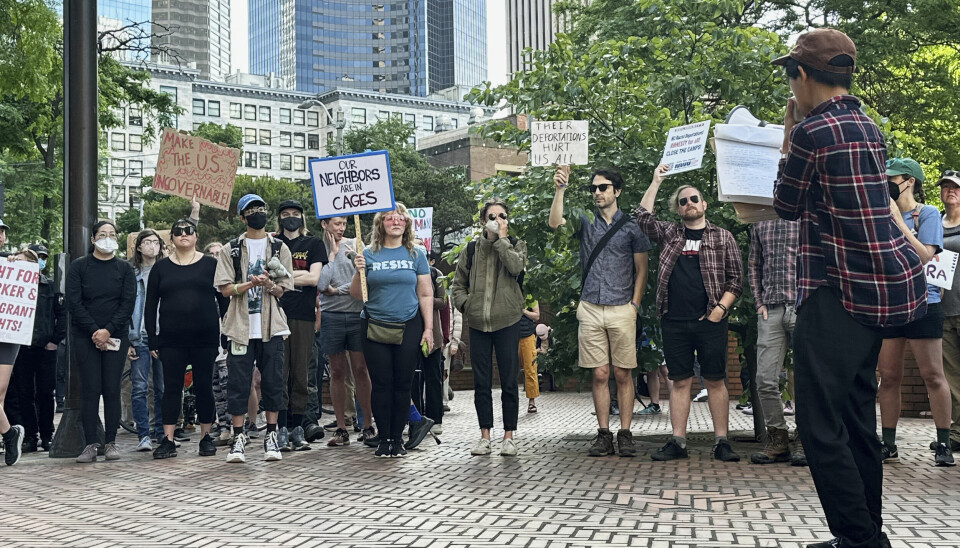 Folk samler seg utenfor en migrasjonsdomstol i Seattle for å demonstrere mot Ice' taktikk.