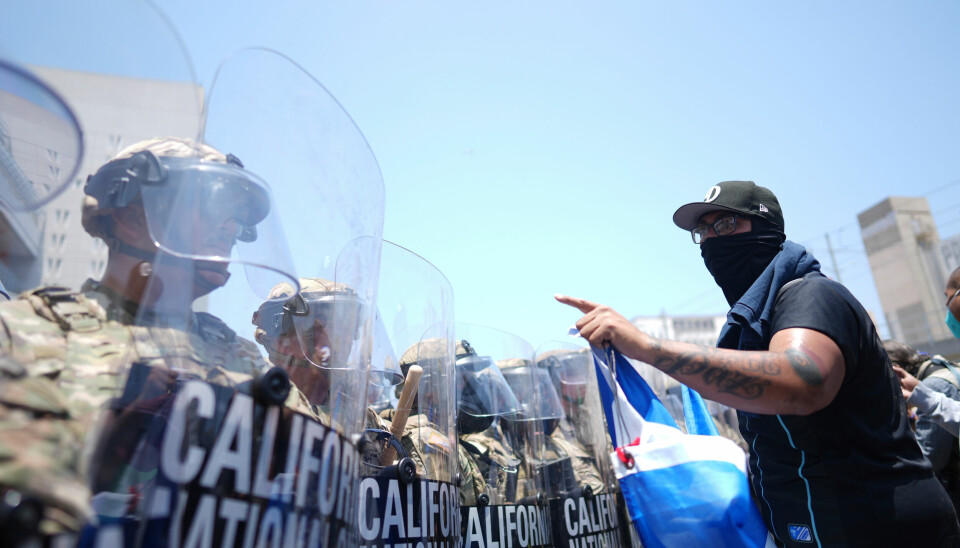 En demonstrant foran soldater fra nasjonalgarden i Los Angeles i helgen.