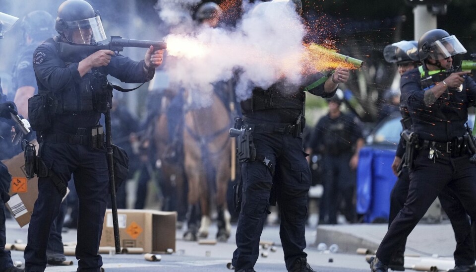 Politi avfyrer ikke-dødelig ammunisjon i forbindelse med protestene i Los Angeles.